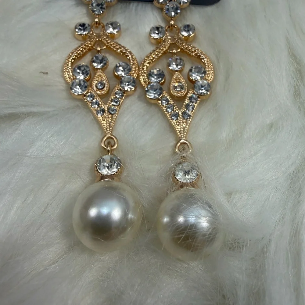🩷5/$10🩷 paparazzi Gold Rhinestone and Pearl Drop Earrings - White Pearls